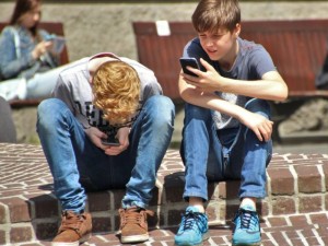 Socialinėje erdvėje – kova dėl jaunųjų protų