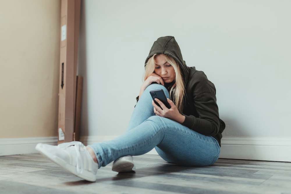 FOMO – sekinanti baimė likti nuošalyje