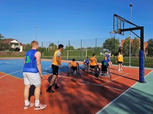 Vilkaviškyje kartu sportuoja ir sveikieji, ir žmonės su negalia