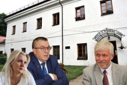Drama dėl Joniškėlio: taryba įpareigojo grąžinti slaugą