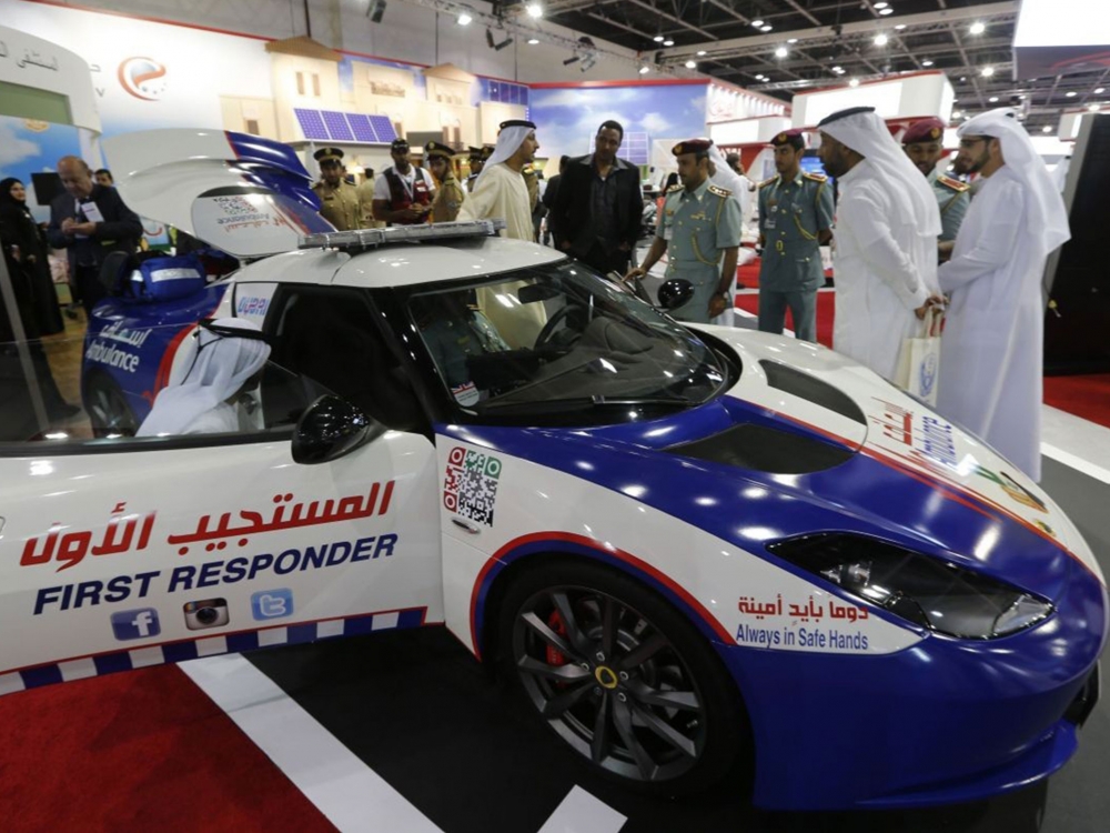 Į Jungtinių Arabų Emyratų didžiausio miesto Dubajaus (čia gyvena per 4 mln. žmonių) medikų rankas perduota 50 „Lotus Evora“ automobilių. Taip, būtent tokios superautomobilių kategorijai priskiriamos mašinos - su 3,5 litro beveik 300 „arklių“ varikliais, jos iki 100 km val. įsibėgėja per 5 sekundes, o didžiausias jų greitis – 265 km per val. 