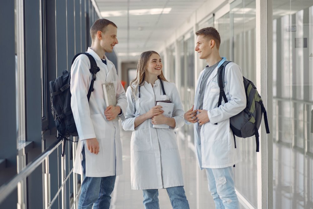 Gydytojai rezidentai bus skatinami rinktis teismo mediciną