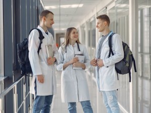 Gydytojai rezidentai bus skatinami rinktis teismo mediciną