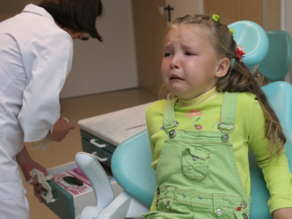 Dienos chirurgijos paslaugas, gydant vaikučių dantis bendroje nejautroje, gali teikti ne tik gydytojai vaikų odontologai, kurių Lietuvoje yra tik 59, bet ir gydytojai odontologai, pagal savo profesinę kompetenciją  galintys gydyti vaikų dantukus.