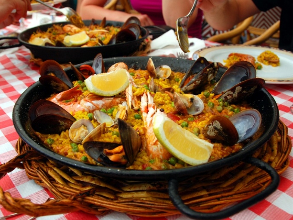 Tie, kurie lankėsi Ispanijoje sutiks, šalies restoranai garsėja jūrų gėrybių patiekalais - paella, gambas, gazpacho. Tačiau neapsirikite, iš tiesų patiekalų asortimentas kur kas platesnis. Ispanai vertina patiekalus iš šviežių daržovių, ėrienos ir kiaulienos.