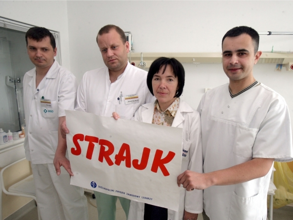 Naujuosius metus sutikę streikais Lenkijos medikai bandė išsireikalauti iš sveikatos apsaugos ministro Bartošo Arlukovič ne tik didesnio finansavimo, tačiau ir geresnių darbo sąlygų. Esą ministras užkrovė jiems papildomo darbo, tačiau lėšų tam nenumatė. Tokie streikai Lenkijoje kartojasi jau ne vienerius metus.