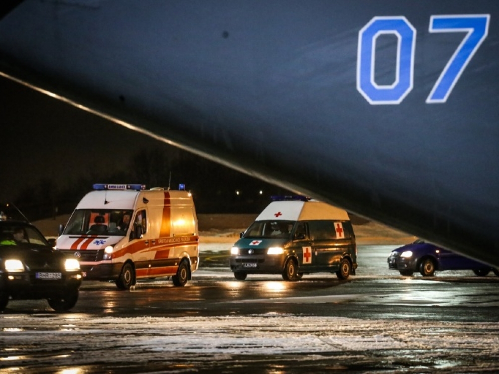 Sausio 9 d. Lietuvos kariuomenės Karinių oro pajėgų lėktuvas „Spartan“ iš Kijevo (Ukraina) parskraidino septynis Rytų Ukrainoje sužeistus antiteroristinės operacijos dalyvius. 