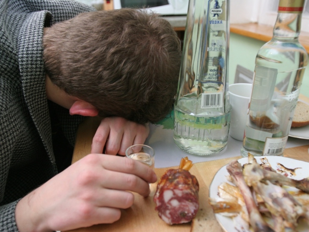Lietuva pasižymi sovietinėmis alkoholio gėrimo tradicijomis, kai geriama daug, žmonės geria, kad prisigertų ir pan.