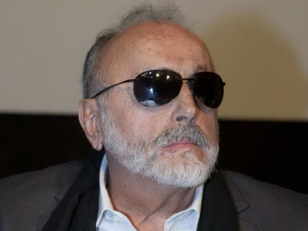 Naujasis sveikatos ir socialinės apsaugos ministras, „Syriza“ partijos narys Panagiotis Kouroumplis – išties išskirtinė asmenybė Graikijos vyriausybėje. Jo gyvenimas ir karjera paženklinta ne tik skaudžiais išbandymais, bet ir profesiniu pripažinimu bei asmenine sėkme.