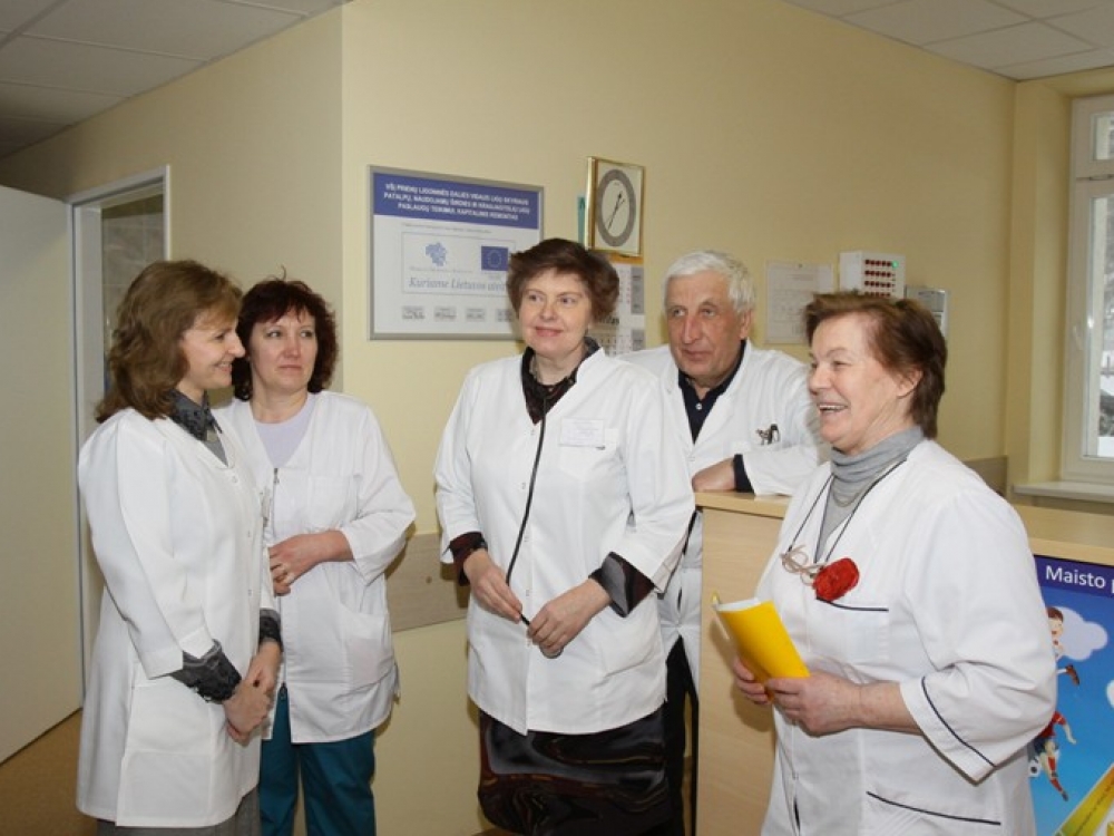 Pasak ne vienerius metus Prienų ligoninėje dirbančių medikų, viskas pasikeitė kardinaliai. Tiek gydymo įstaigos vaizdas, tiek ir teikiamos paslaugos. Tačiau labiausiai pasikeitė pacientai. Nuotr. iš dešinės: vyresnioji slaugos administratorė Ona Marija Mickevičienė, vidaus ligų gydytojai Jonas Silvestras Limantas ir Snaiguolė Garmuvienė, skyriaus vedėja Violeta Purvinienė.