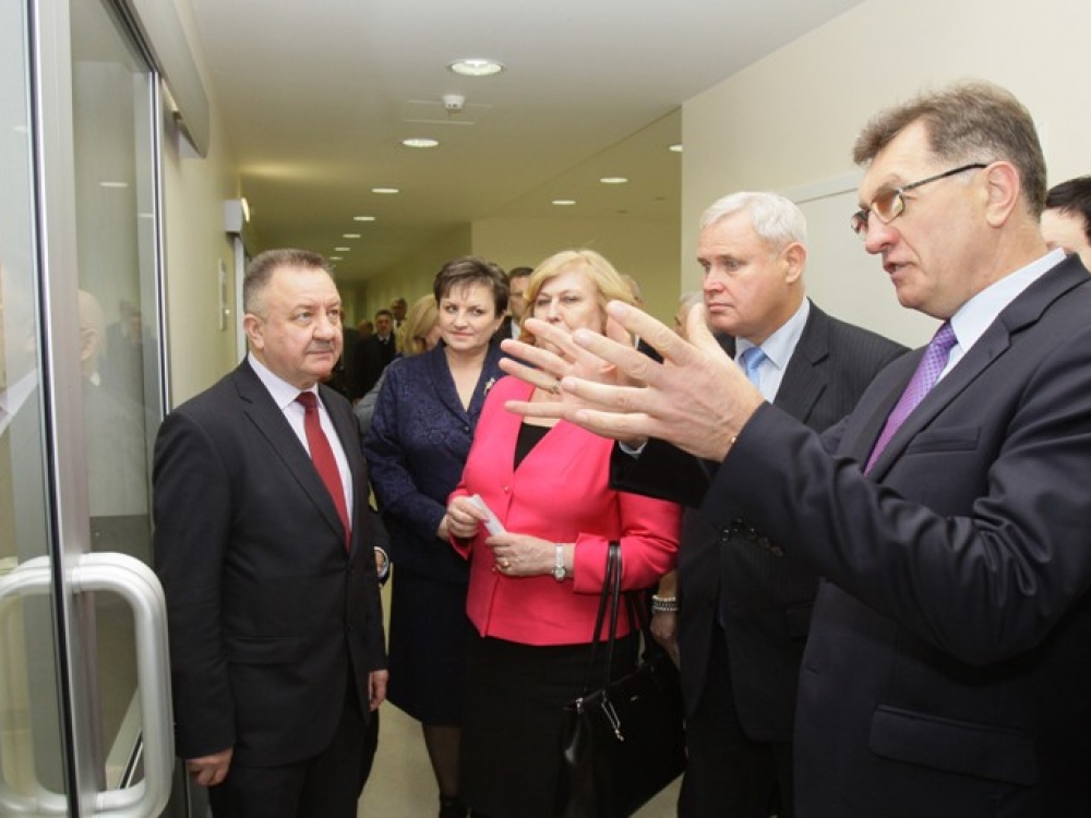 Klaipėdos universitetinės ligoninės vyriausiasis gydytojas, profesorius Vinsas Janušonis (kairėje) garbingiems svečiams parodė naujas operacines. Iš dešinės: premjeras Algirdas Butkevičius, Klaipėdos meras Vytautas Grubliauskas, sveikatos apsaugos ministrė Rimantė Šalaševičiūtė ir Seimo Sveikatos reikalų komiteto pirmininkė Dangutė Mikutienė.