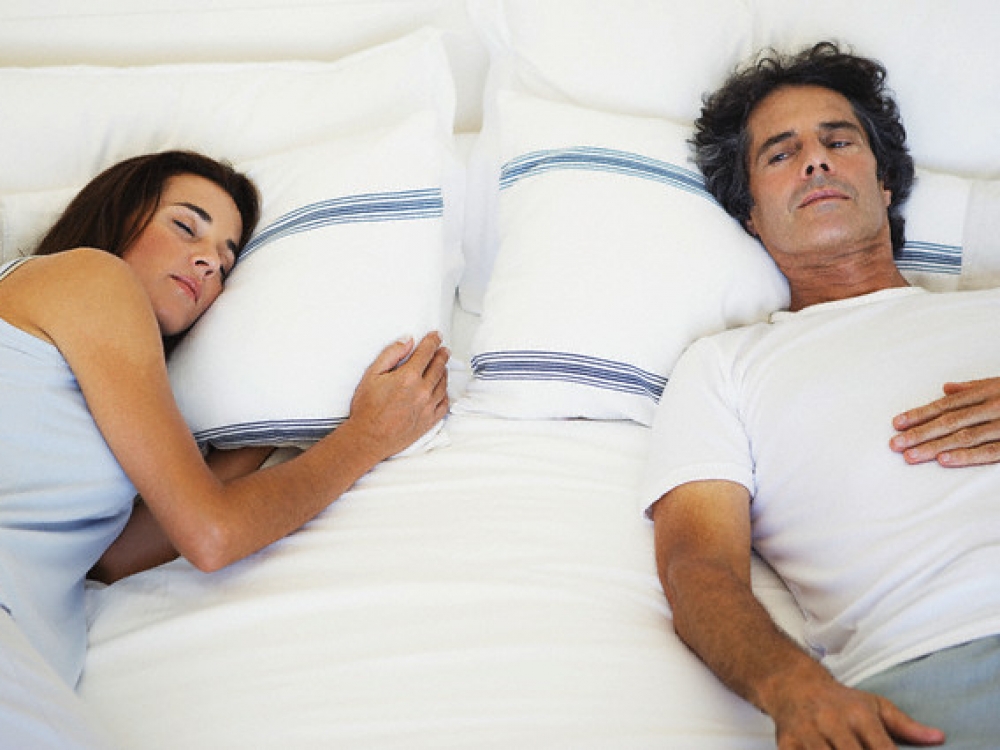 Miegojimas kartu, tiek atskirai turi savų privalumų ir trūkumų. O pasirinkti, kaip geriau – kiekvienos poros individualių poreikių klausimas.
