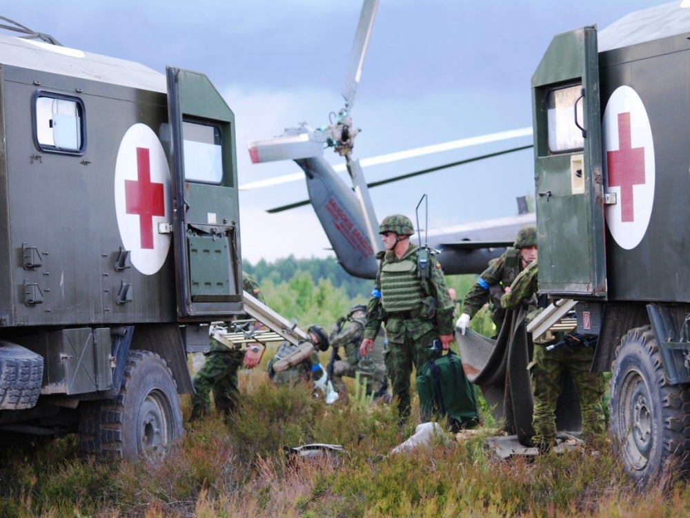 Kartu su amerikiečiais Lietuvos kariai mokys Ukrainos karius tinkamai teikti medicinos pagalbą mūšio lauke. Mokymai vyks Vakarų Ukrainoje. KAM nuotr.