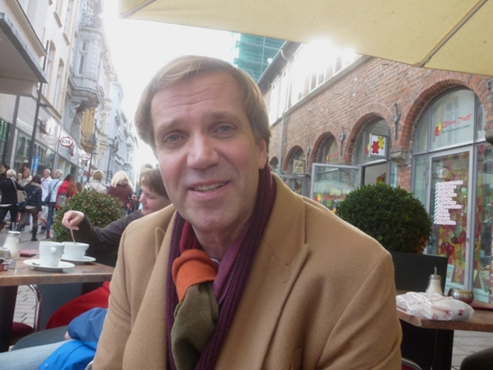 „Per ekonominę krizę susilpnėjusi Islandijos sveikatos apsaugos sistema net ir praėjus keleriems metams atsigauna sunkiai. Eilės prie gydytojų kabinetų išlieka, o sistema veikia labai lėtai. Nors sumokėjus papildomai yra galimybė greičiau gauti paslaugas, kai kurie islandai tokias išimtis laiko neteisėtomis“, – pasakoja Lietuvoje „Kino pavasaryje viešėjęs islandų aktorius Thorsteinnas Bachmanas.