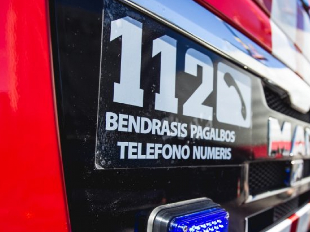 Pagalbos 112 numeriu skambinusios avarijoje nukentėjusios medikės, greitosios laukė daugiau nei valandą, nes Bendrojo pagalbos centro operatoriai negalėjo nustatyti įvykio vietos.