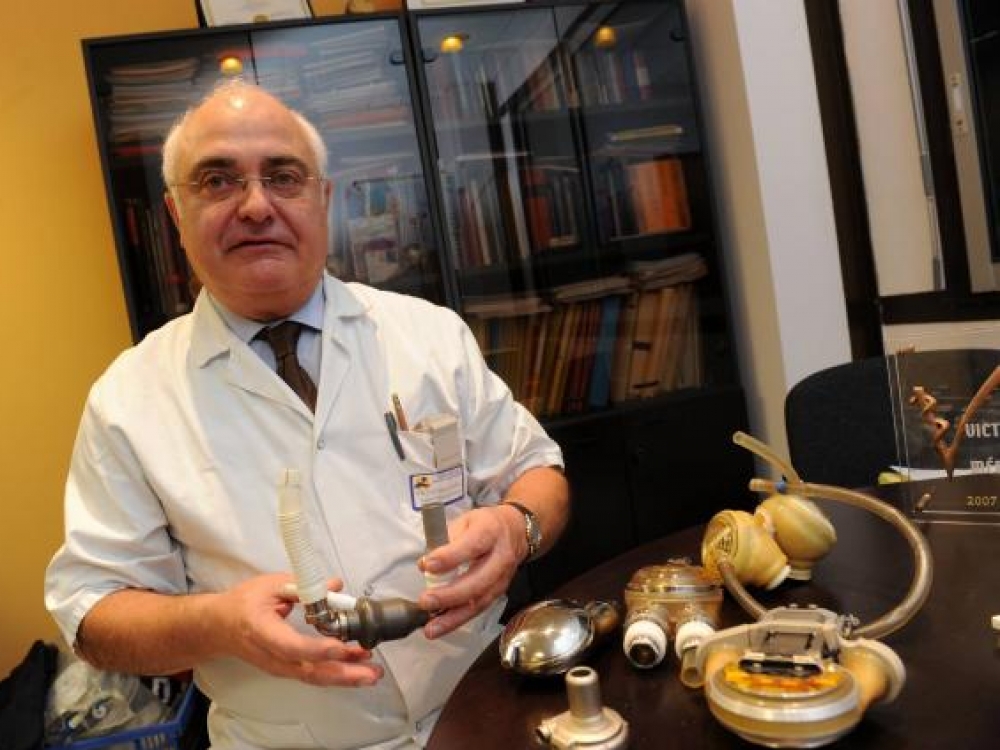 Prancūzui dirbtinę širdį implantavo profesorius Danielis Duveau.