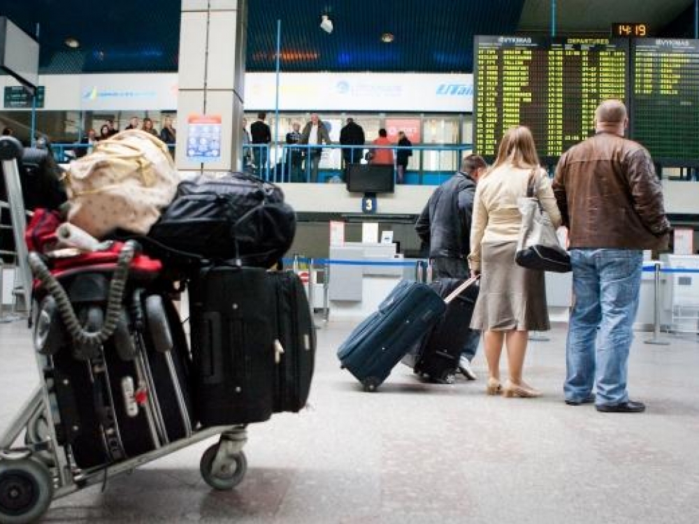 Emigrantai, kurie nedeklaruoja išvykimo, formaliai yra nuolatiniai Lietuvos gyventojai ir privalomojo sveikatos draudimo įmokas privalo mokėti. Nesusipratimas atsiranda tada, kai to nedarę gyventojai padengia vieno mėnesio įmoką – 27 eurus ir tampa visateisiai sveikatos draudimo dalyviai. 