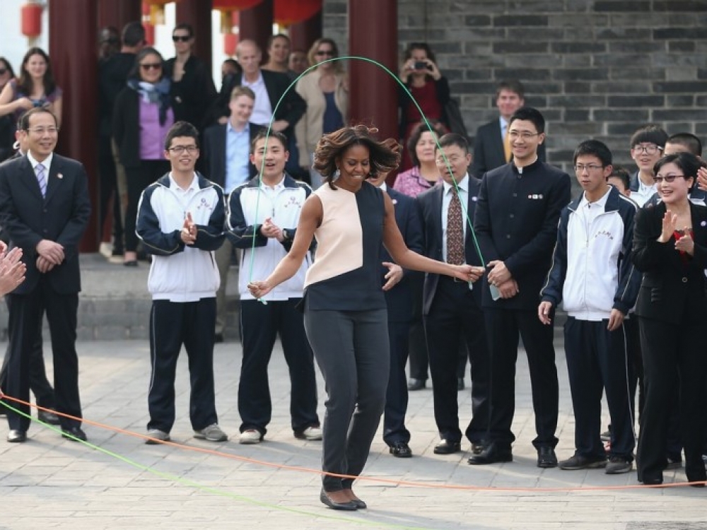 Jungtinių Amerikos valstijų prezidento Baracko Obama žmona Michelle Obama savimi nešiojasi šokdynę, kad radusi laisvo laiko galėtų pasimankštinti.