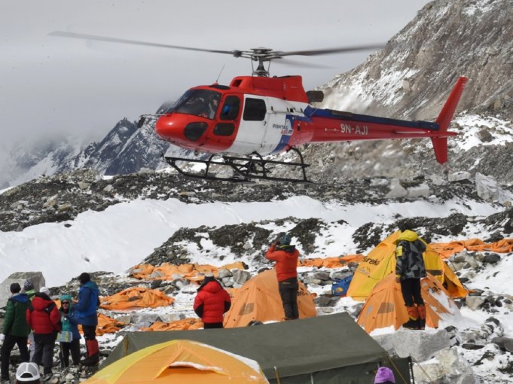 Pirmadienį apie pietus Lietuvos laiku ant Everesto, 1-ojoje ir 2-ojoje stovyklose, vis dar buvo likę apie 100 alpinistų.