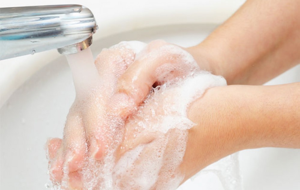 Kruopštus aplinkos valymas, patalpų vėdinimas, asmens ir rankų higienos laikymasis padės apsisaugoti ne tik nuo VHA, bet ir nuo daugelio infekcinių ligų.
