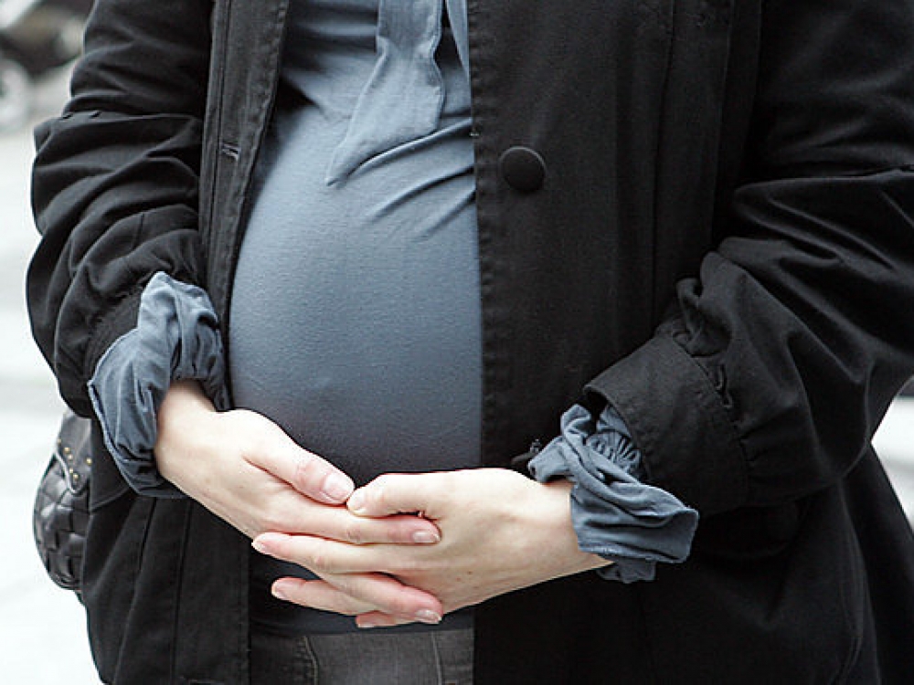 Nedirbančioms ir besilaukiančioms moterims žinotina, kad nuo 28 nėštumo savaitės iki gimdymo ir 56 dienos po gimdymo, jos yra draudžiamos valstybės lėšomis, todėl pastarosios turi pateikti TLK asmens sveikatos priežiūros įstaigos pažymą.
