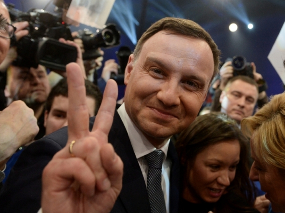 „Manau, kad šiuo metu Lenkija neturi veiksmingos sveikatos apsaugos sistemos. Kodėl? Pabandykite užsirašyti pas gydytoją. Garantuoju, jog eilėje teks palaukti keletą mėnesių, vien tam, kad gydytojus jus elementariausiai apžiūrėtų. Jau nekalbu apie kur kas rimtesnius atvejus“, - dar prieš rinkimus viename interviu sakė dabar jau Lenkijos prezidentas Andrzejus Duda.