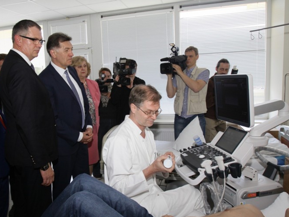 Premjeras Algirdas Butkevičius dalyvavo Vilniaus klinikinėje ligoninėje vykusiame e. sistemos pristatyme. Vidaus ligų gydytojas echoskopuotojas Vaidotas Silickas pacientui atlieka skydliaukės echoskopinį tyrimą, gautas vaizdas perduodamas į nacionalinę E.sveikatos sistemą (ESPBI).