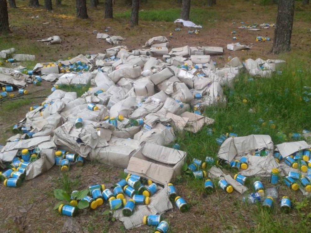 Vilniaus rajone rastas miške išbarstytas didžiulis kiekis buteliukų su neaiškiomis tabletėmis.