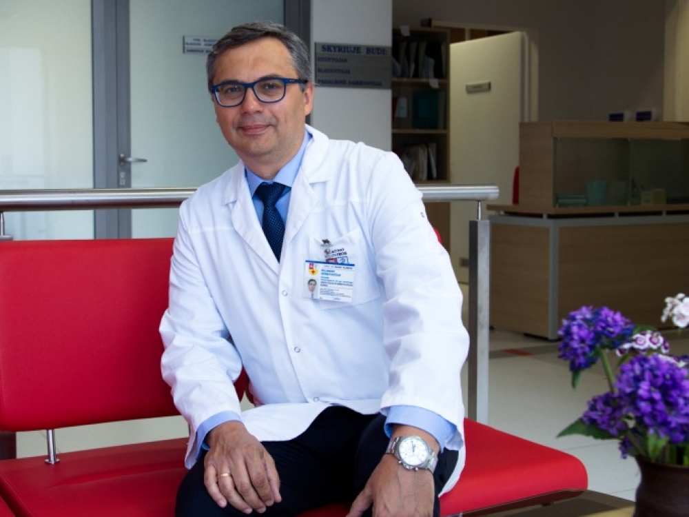 „Dirbti tikrai įdomu. Tokių retų atvejų pasitaiko, apie kuriuos kitų specialybių gydytojai net nesusimąsto, o mums tenka privilegija diagnozuoti ligą“, - LSMU ligoninės Kauno klinikų Onkologijos ir hematologijos klinikos Hematologijos skyriaus vadovas – docentas Rolandas Gerbutavičius.