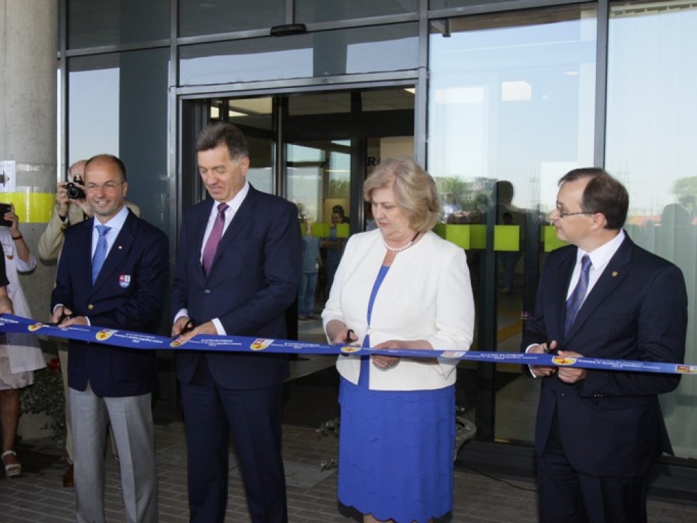 Minit Kauno klinikų jubiliejų, oficialiai atidarytas Traumų ir skubios pagalbos centras. Juostelę kerpa (iš kairės) LSMU rektorius profesorius habil. dr. Remigijus Žaliūnas, ministras pirmininkas Algirdas Butkevičius, sveikatos apsaugos ministrė Rimantė Šalaševičiūtė ir klinikų vadovas prof. habil. dr. Renaldas Jurkevičius.