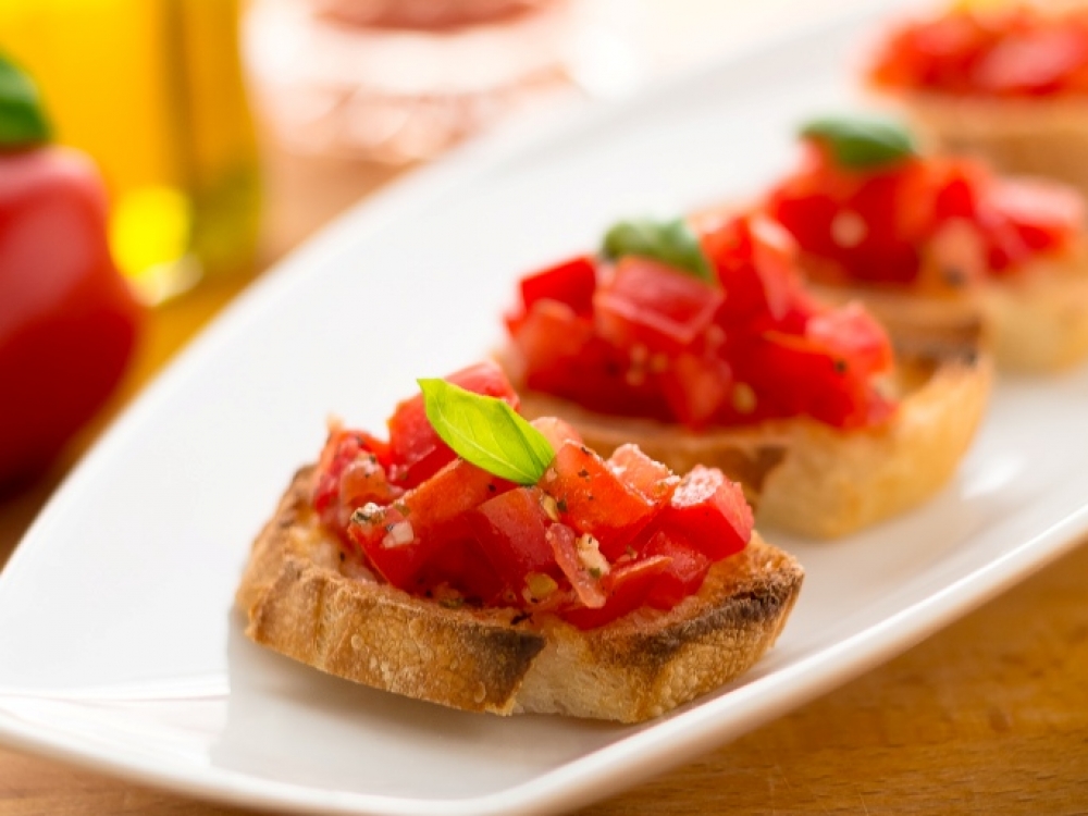 Tradiciškai brusketoms gaminti naudojama traški ir karšta itališka duonelė – čiabata. Ji įtrinama česnakais, gardinama aukščiausios rūšies nerafinuotu, pirmojo šalto spaudimo alyvuogių aliejumi, druska ir pipirais. Pagardai ruošiami iš įvairiausių produktų.