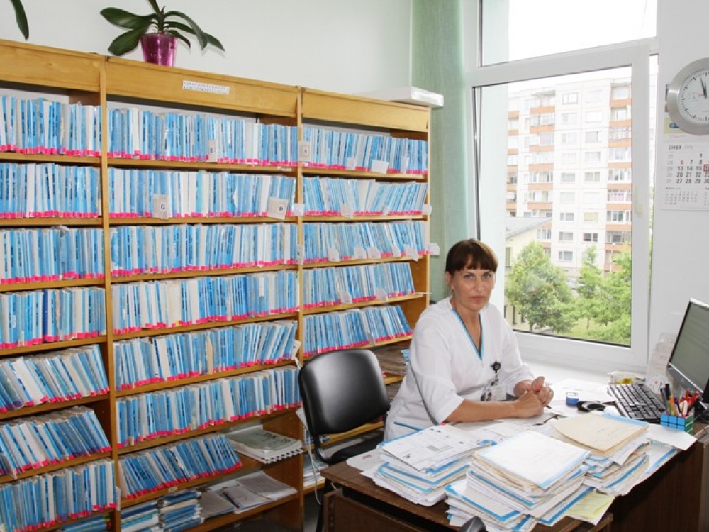 Elektrėnų PSPC išsiskiria tuo, kad jame nėra registratūros. Visos šiam sveikatos priežiūros centrui priklausančių apylinkių pacientų medicininės kortelės išskirstytos po šeimos gydytojų kabinetus. Nuotr. slaugytoja Jūratė Augutytė tvarko pacientų korteles.