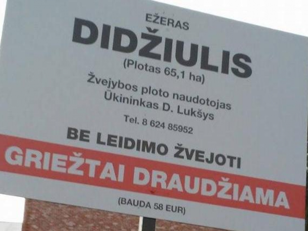 Aplinkosaugininkai pripažįsta, kad situacija yra dviprasmiška. Įstatymuose galioja sąlyga, kad turi būti užtikrintas laisvas praėjimas prie vandens. Tačiau žemės savininkas nėra apsaugotas nuo to, kad gali žmonės ateiti pas jį, įsikurti jo teritorijoje, triukšmauti ir šiukšlinti.