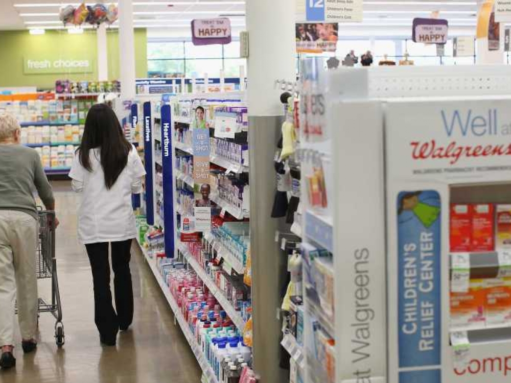 Kalifornijos valstijai nusprendus, kad vaistinių klientas turi sulaukti didesnio dėmesio nei tik dėžutės padavimas ir kainos pasakymas, „Walgreens“ nesuskubo perkvalifikuoti darbuotojų. Už tai vaistinių tinklui skirta pusės milijono dolerių bauda.
