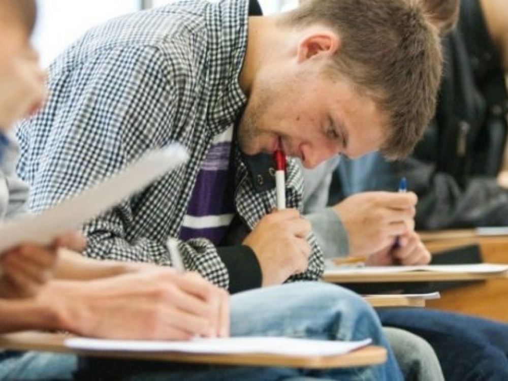 Pasak studentų atstovų, akademinė skola turėtų būti traktuojama tuomet, kai studentas pasinaudojęs savo teise vieną kartą nemokamai perlaikyti egzaminą, jo neišlaikytų. Dabar – vienur akademinė skola rašoma tik po pusmečio, kitur – iš karto po pirmo neišlaikyto egzamino.