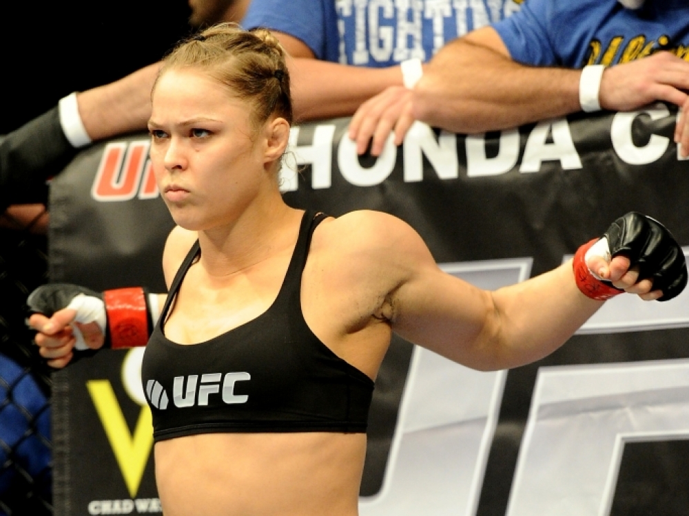 Ronda Rousey asmeniškai patyrė, kad sportininko gyvenimas gali turėti ir tamsiąją pusę. Pasak kovotojos, nuo 2004-ųjų metų, kuomet būdama septyniolikos ji tapo viena jauniausių profesionalių dziudo kovotojų, ją kamavo mitybos sutrikimai ir depresija.
