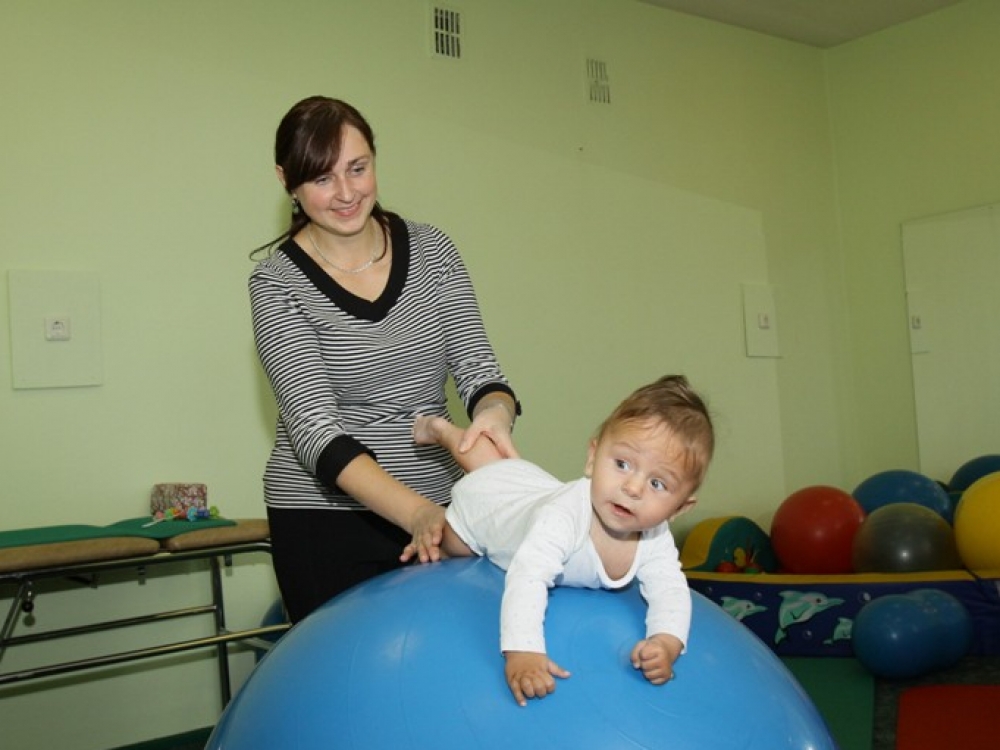 Anykščių gyventojams pasisekė, kad jų Pirminės sveikatos priežiūros centre veikia Vaikų raidos sutrikimų reabilitacijos tarnyba, kuriame su vaikais intensyviai užsiima patyrę ir gerai vertinami specialistai.