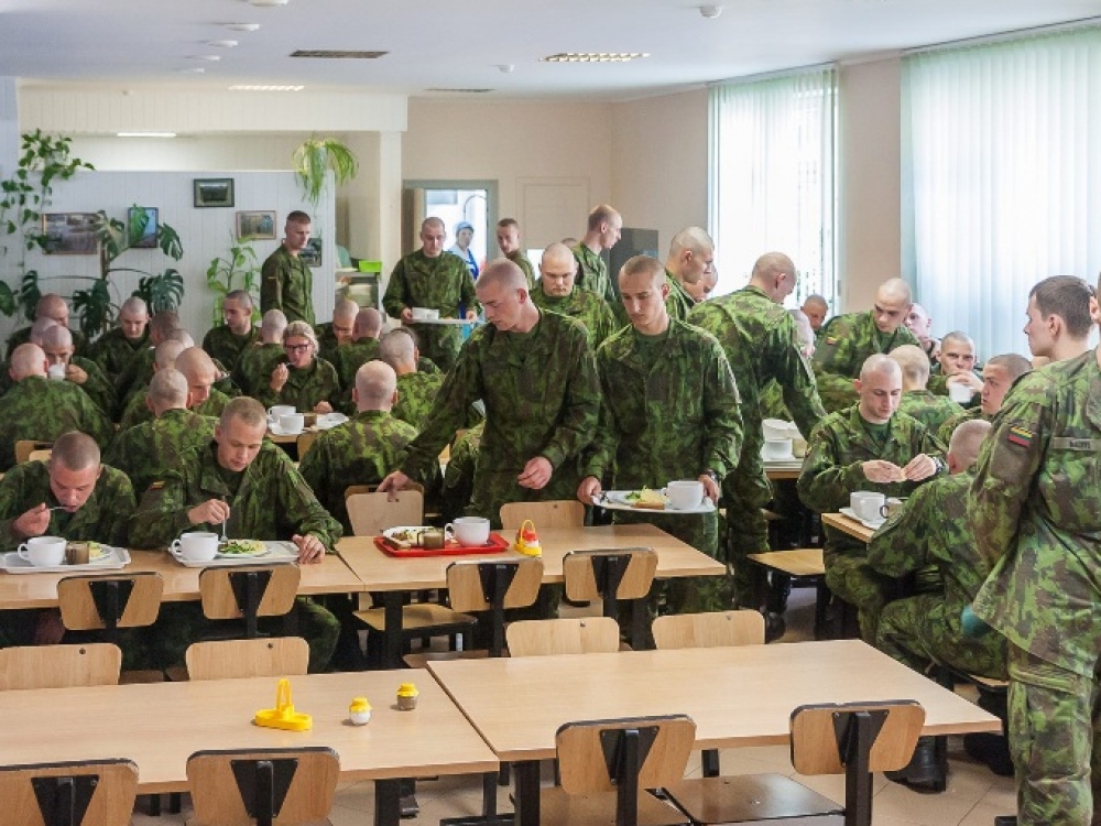 Per dieną karys vidutiniškai suvartoja apie 3900 kcal. Tiesa, mitybos racionas didžia dalimi priklauso nuo veiklos rūšies bei metų laiko. G.Skiezgilo. nuotr.