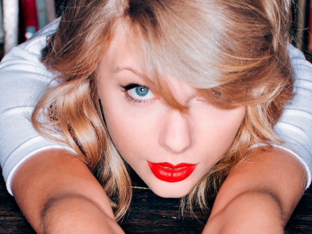 Nors ir anksčiau populiari kantri dainininkė Taylor Swift rengdavo įvairius labdaros koncertus sergantiesiems onkologinėmis ligomis, tačiau, mamai diagnozuota onkologinė liga ją dar labiau paskatino imtis labdaringos veiklos.