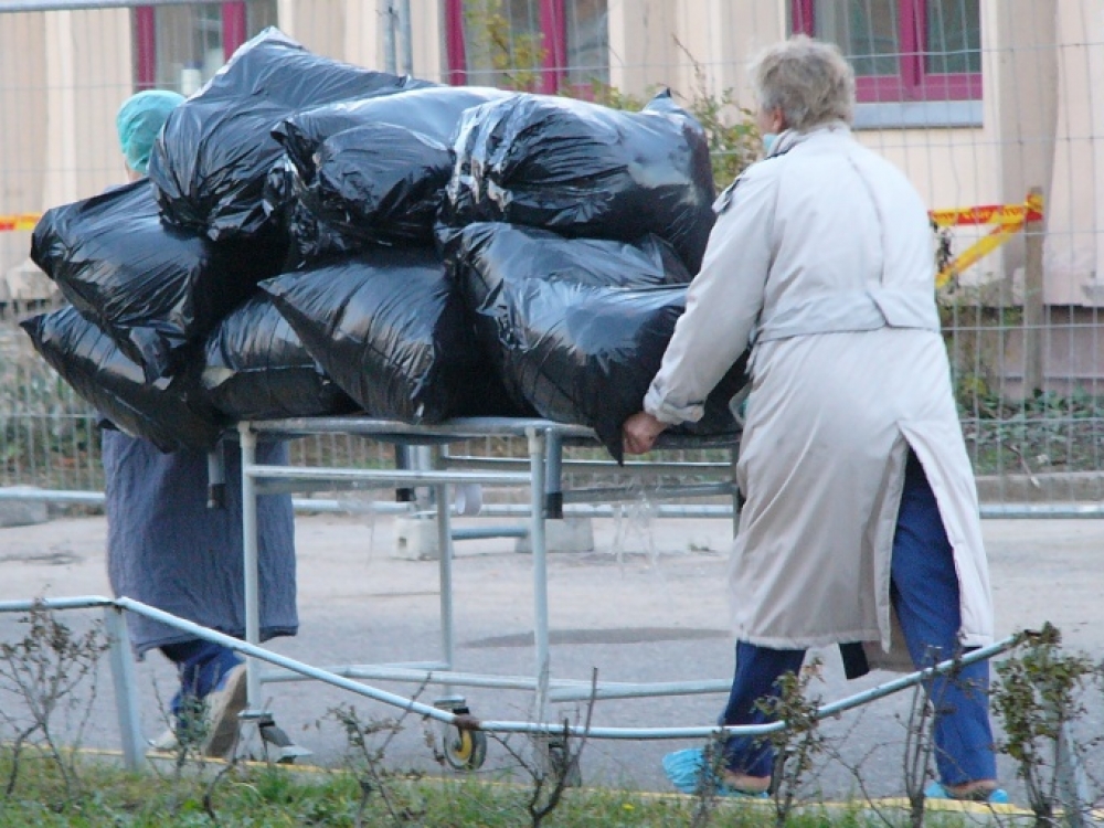 Sauskelnes, kaip ir kitas buitines atliekas, dauguma gydymo įstaigų meta į bendrą buitinių atliekų konteinerį.