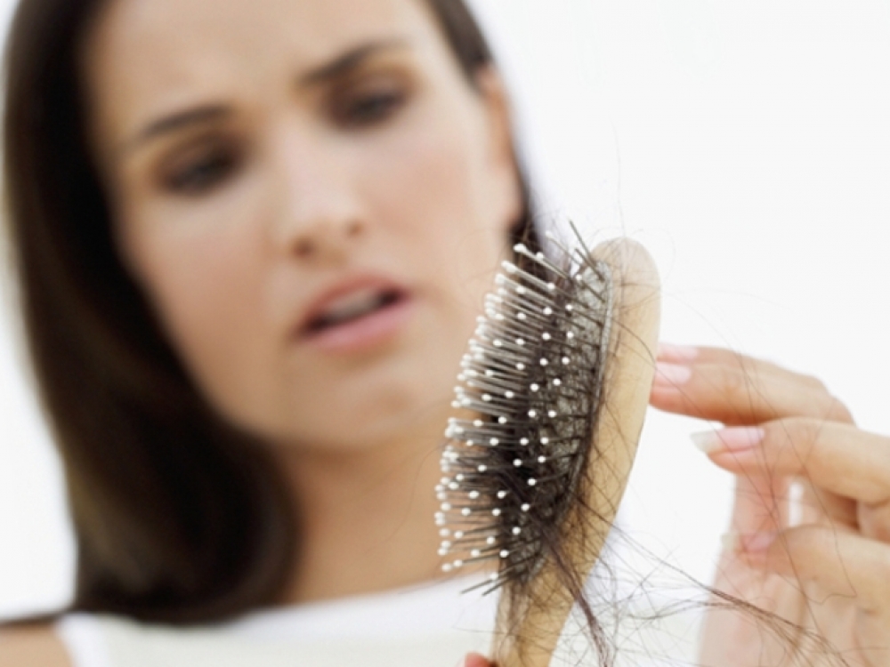 Tiksliausią plaukų slinkimo priežastį padės nustatyti specialistas. Į jį rekomenduojama kreiptis, jei intensyvus plaukų slinkimas užtrunka ilgiau nei 2–3 mėnesius.