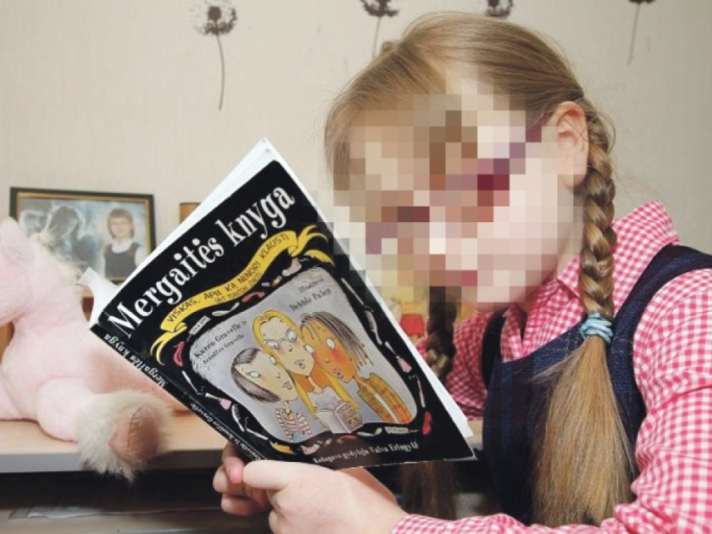 Lietuvoje pas ginekologą mergaitės apsilankyti gali tik sulaukusios šešiolikos, iki tol jas privalo atlydėti suaugęs asmuo. Tačiau yra mergaičių, kurių mamos priklauso socialinės rizikos grupei, yra emigravusios. Tuomet situacija gerokai komplikuojasi.
