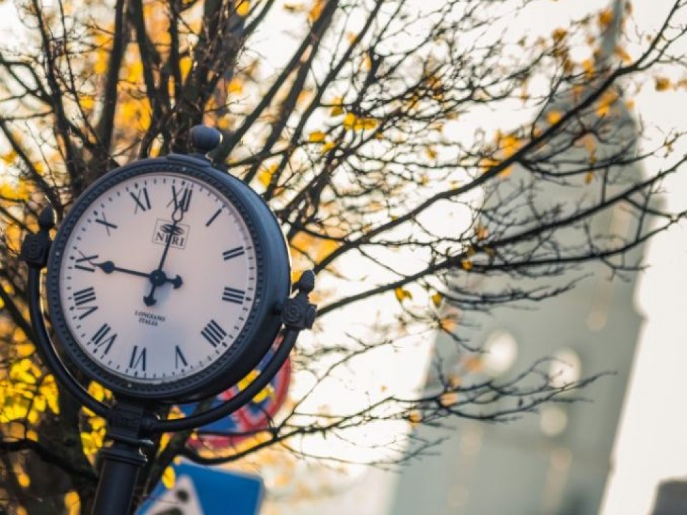Paskutinįjį spalio sekmadienį, spalio 25 d., laikrodį pasuksime atgal – bus įvestas vadinamasis žiemos laikas. Miegaliai džiaugiasi galimybe valandą ilgiau pasivartyti pataluose, tačiau psichologai perspėja, jog rudeninio nuovargio taip neišsklaidysime.