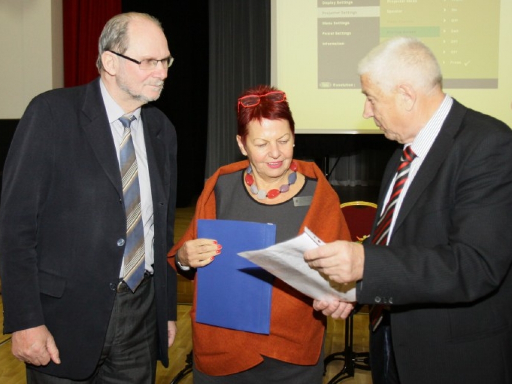 Gydytojai reabilitologai prof. Alvydas Juocevičius, Liucija Patinskienė ir prof. Aleksandras Kriščiūnas simpoziumo metu aptarė ne tik pasaulines gydymo sergančiųjų hemofilija tendencijas, bet ir kaip jas būtų galima pritaikyti Lietuvoje.