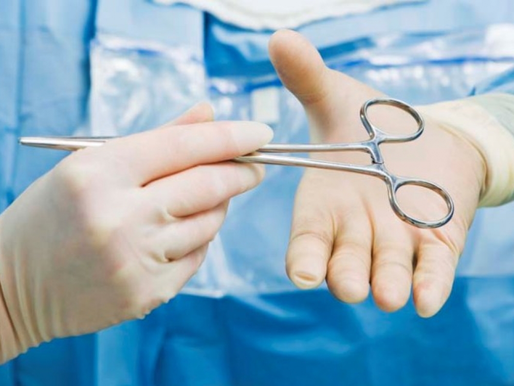 Šiemet vasarą Majo (JAV) klinikos darbuotojai paviešino grubių chirurgų klaidų statistiką. Išanalizuota daugiau kaip 1,5 mln. chirurginių intervencijų. 69 atvejai buvo tokie, kai gydytojai padarė grubias klaidas. 