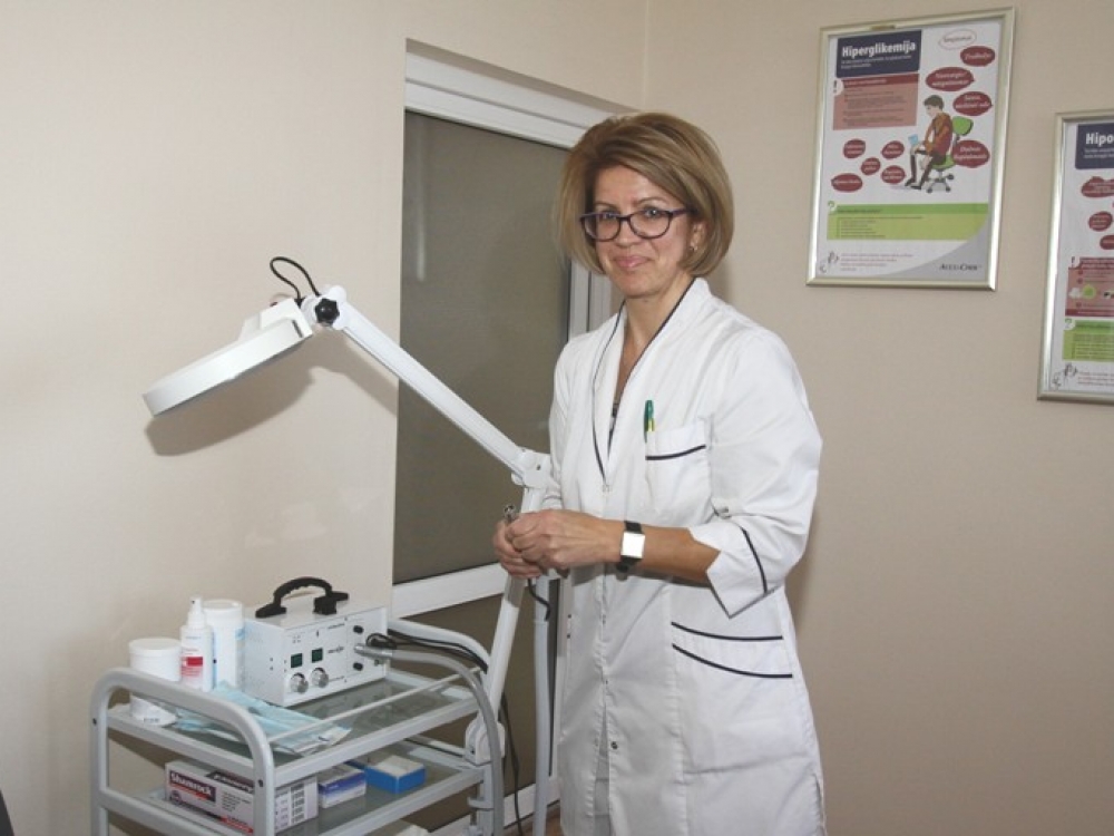 Diabetinės pėdos kabinete aptarnaujami sergantieji cukriniu diabetu. „Atliekame gydomąjį pedikiūras, diabetinės pėdos priežiūrą, vedame mokymus, kaip valdyti ligą“, - pasakoja slaugytoja diabetologė Rasa Mažeikienė.