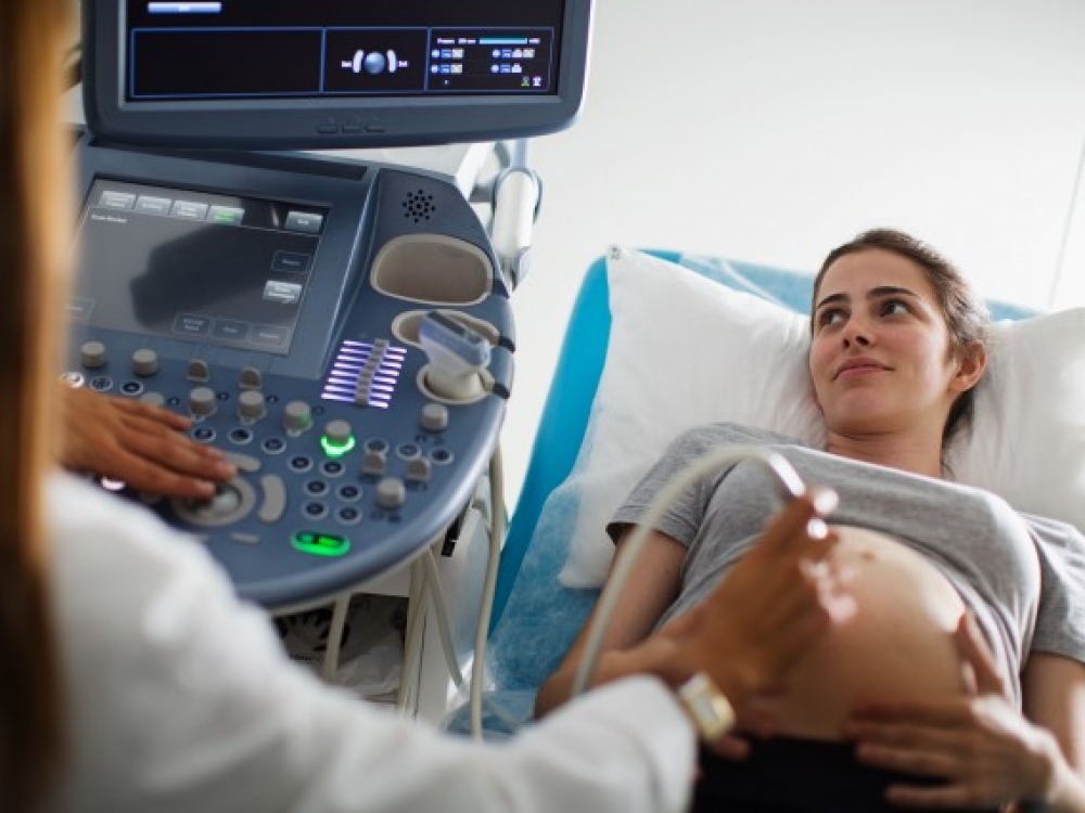 Viena dažniausių šlapimo nelaikymo atsiradimo priežasčių – gimdymas. Remiantis epidemiologinėmis studijomis, beveik apie pusė gimdžiusių moterų nelaikys šlapimo, dar tiek pat jų prireiks šlapimo nelaikymą koreguojančios operacijos.