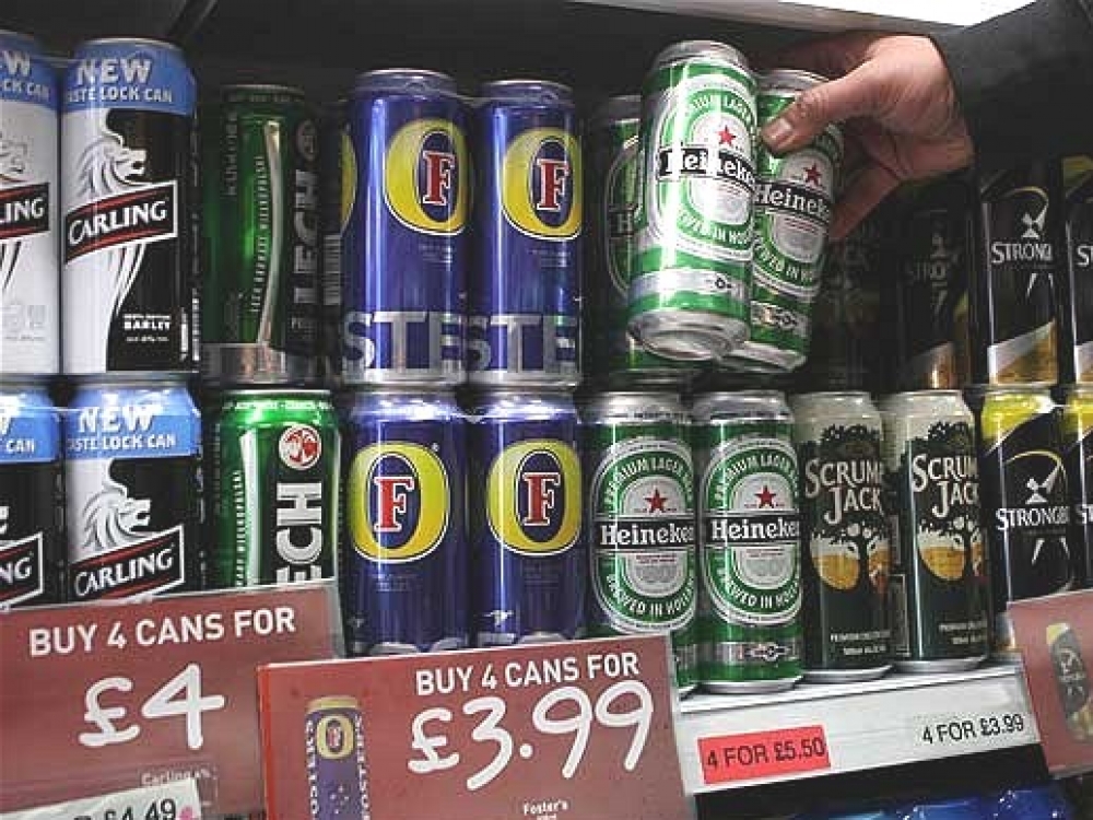 Anksčiau atliktas tyrimas parodė, kad šeši iš septynių Britanijos prekybos tinklų dalį alkoholinių gėrimų parduoda už mažiau nei sumoka už juos mokesčių.