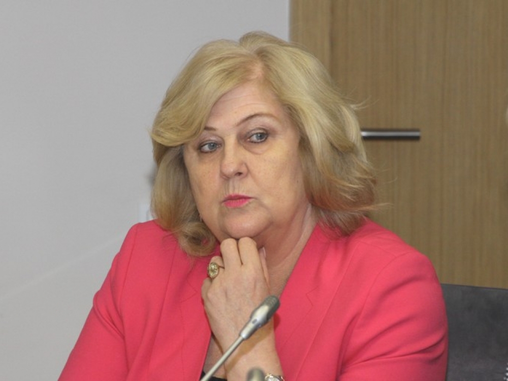 „Šiuo metu pacientai net ir už pigiausią 100 proc. kompensuojamą vaistą turi sumokėti priemoką, jei jos nekompensuoja gamintojas ar vaistinės, taikydamos minimalų prekybos antkainį. Tokiu būdu pacientai nėra suinteresuoti įsigyti pigesnių generinių vaistų, gamintojai taip pat nėra suinteresuoti, kad jų vaistų kaina būtų mažiausia“, – sako ministrė R.Šalaševičiūtė.