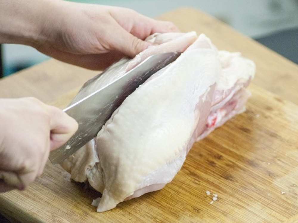 Kad būtų išvengta salmoneliozės rizikos nederėtų naudoti tų pačių lentelių, peilių žaliai mėsai ir termiškai apdorotam maistui tvarkyti.
